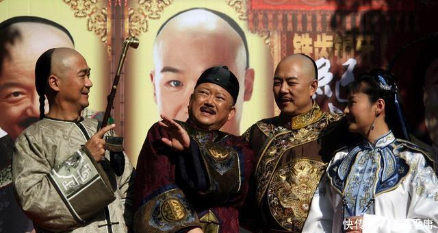  『』和珅被赐死时，拿出乾隆临终前给他的保命诏书，上面却只有3个字