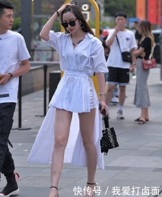  [减龄]街拍集：要想甜美时尚又减龄，当然要选择白色连衣裙