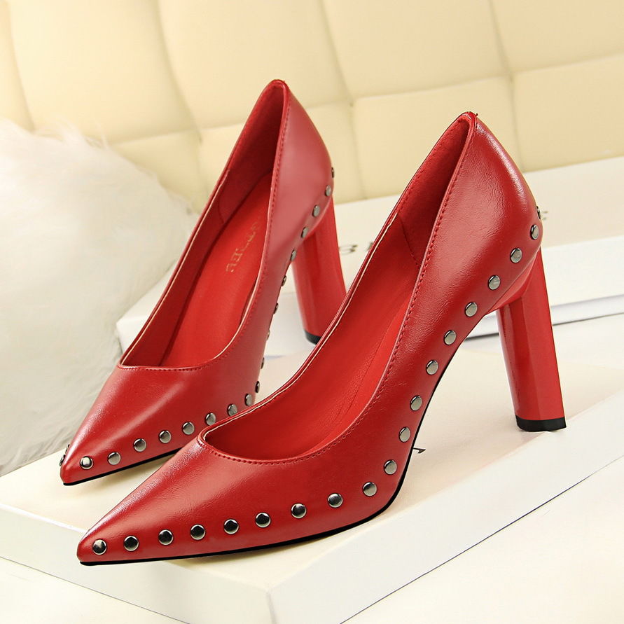 高跟鞋做粗跟的设计，走路不会累脚，特别能凸显女人气质