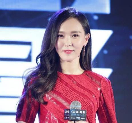 唐嫣亮相某活动，这腿跟两根筷子似的真是羡煞旁人，网友：你确定