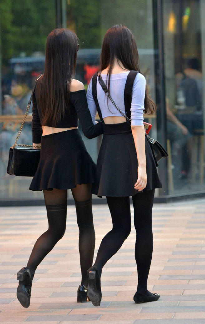 性感姐妹花四条白皙美腿裹上黑丝十分性感，特别的丝袜特别有看点