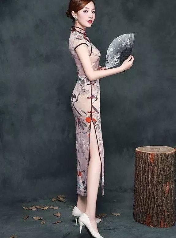 一袭素雅水墨旗袍，端庄大气，秀雅别致！