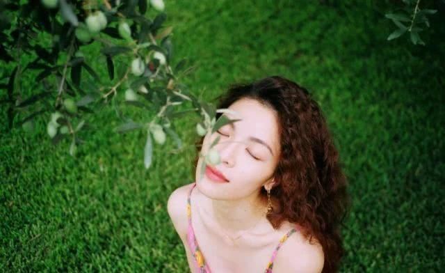  [钟楚曦]喜欢复古风的女生，烫个羊毛卷
