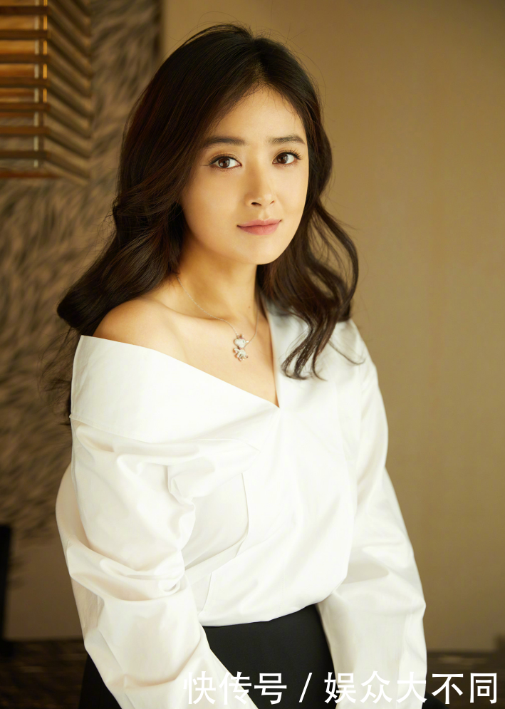 90斤娜扎与120斤蒋欣，同穿镂空裙子，一个像少女一个似阿姨