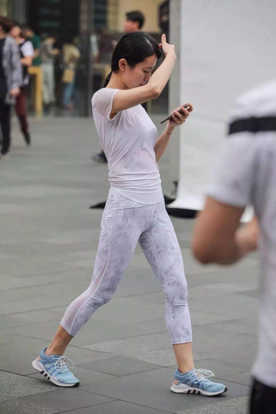 街拍:清纯可人，素颜女神说的就是她!