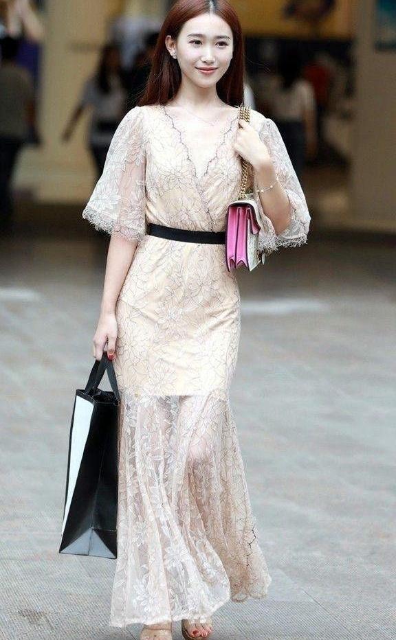 街拍: 仙气满满与冷艳大气彰显不同的魅力, “小腰精”很抢镜