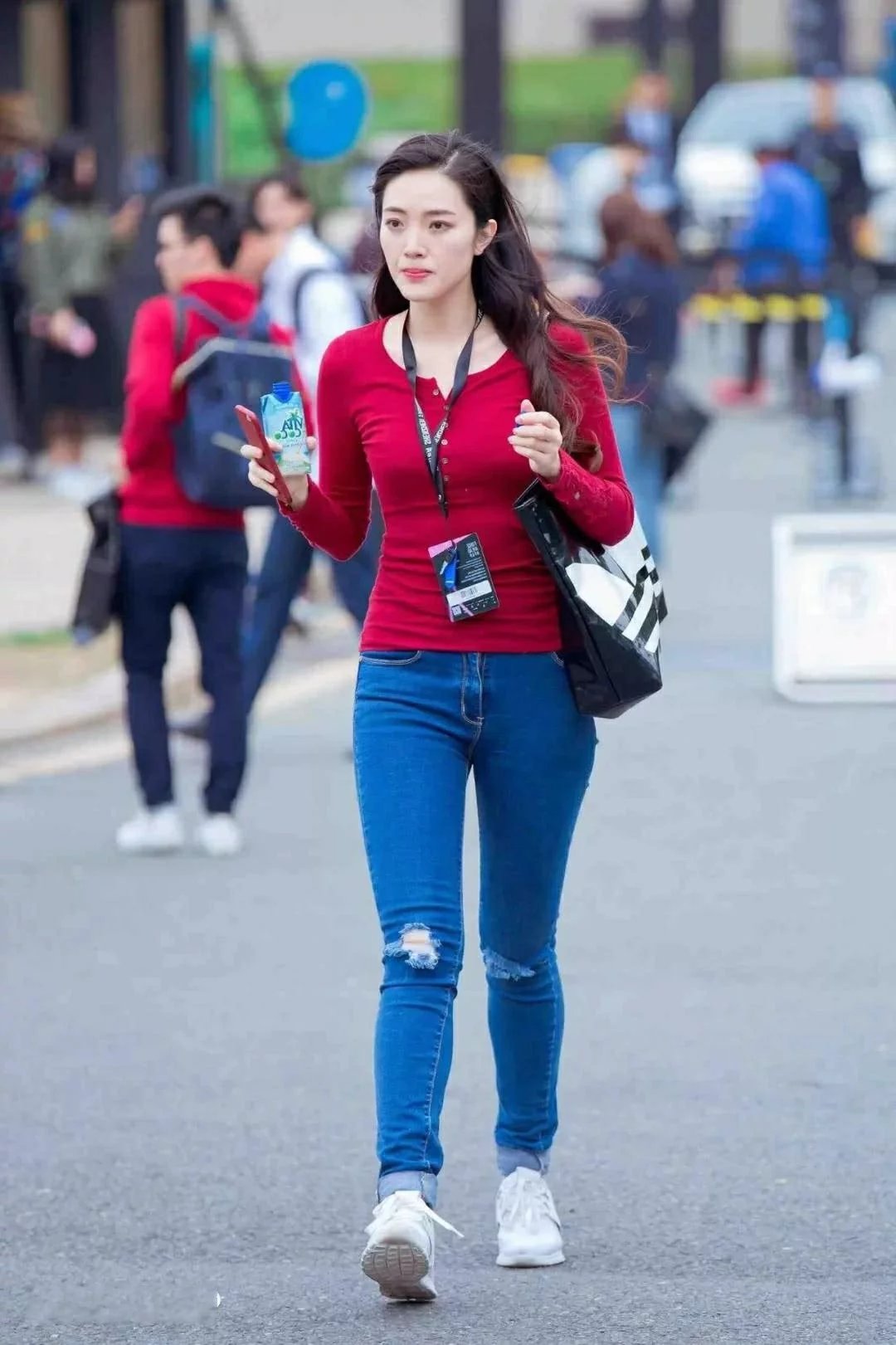 俏皮的小姐姐紧身穿搭，丰满的身材就是好，全是喝牛奶的功劳