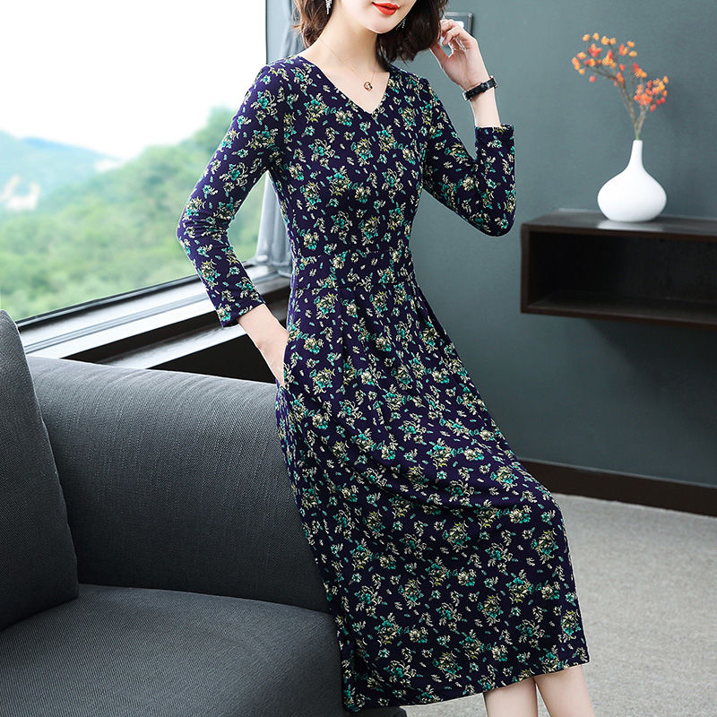 我51岁了，今秋特爱穿这款高贵秋裙，时髦又不失高贵，当真美