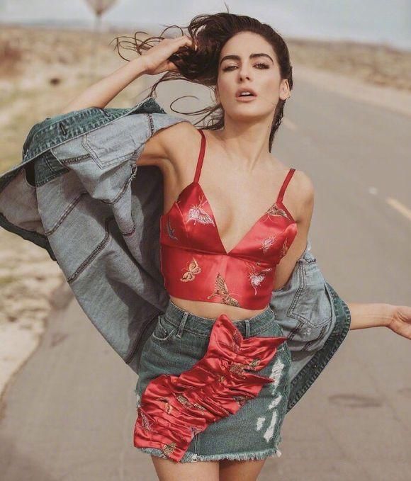 哥伦比亚超模世界杯赛场上的惊鸿一瞥 成最美女球迷