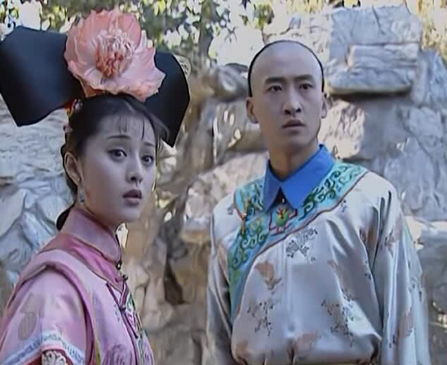 晴儿和金锁一前一后出现，衣服颜色也很像，为什么感觉却很不同?