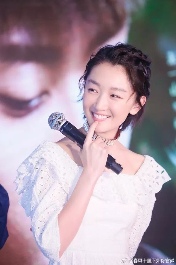 92年周冬雨跟00后易烊千玺宛如同龄人?!出道8年越来越嫩竟是因为.