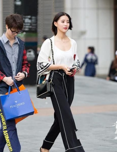 街上的长腿美女，展示“腿玩年”，好身材就要“露”出来!