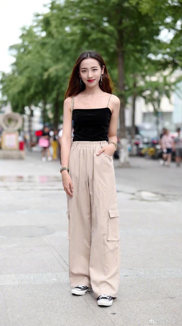 夏季穿宽松的裤子，她们为什么要把上衣扎在裤腰里?其实大有讲究