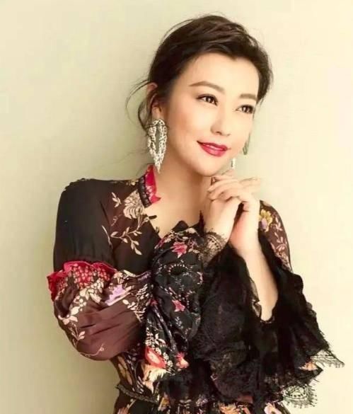 气质：这种女明星骨架大还并不是仍然美，张雨绮妖而脱俗，巩俐一直内置气质