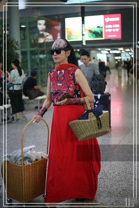 原以为杨丽萍的竹篮够奇葩的了，当看到窦靖童的木箱，我惊呆了