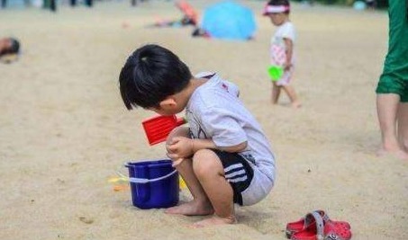 英国一座最臭的岛屿，上面生活着7亿只海鸟，每年产生2千吨鸟粪