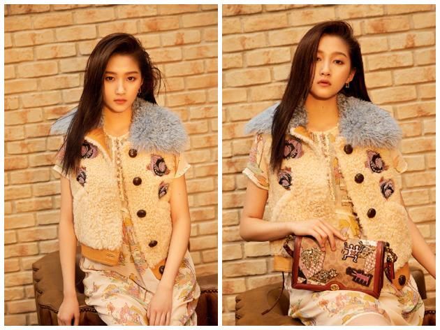 关晓彤不得了！35度高温穿起了毛衣，网友：空调关了你试试