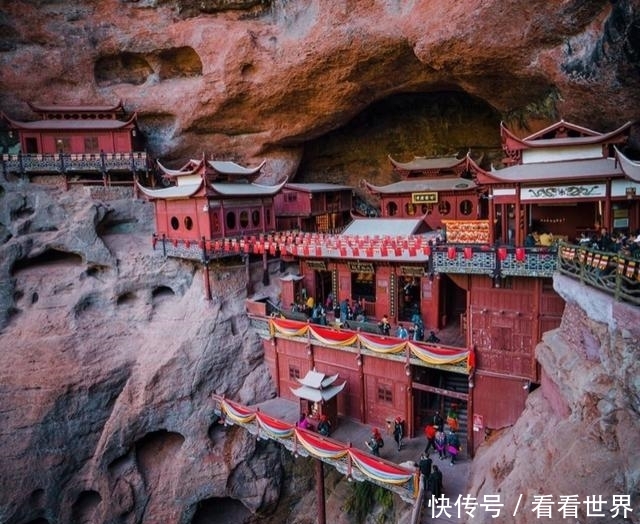 山西自驾旅行墙壁是悬崖,楼下就是万丈深渊!网友:吓到走不动