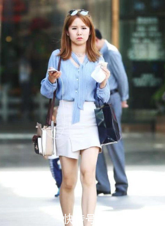 # 气质#走路自带气质,散发性感的韵味,街拍:美若天仙的小姐姐