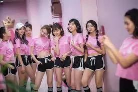 孟美岐吴宣仪紫宁宣布退出火箭少女队，杨超越开挂意外C位出道，