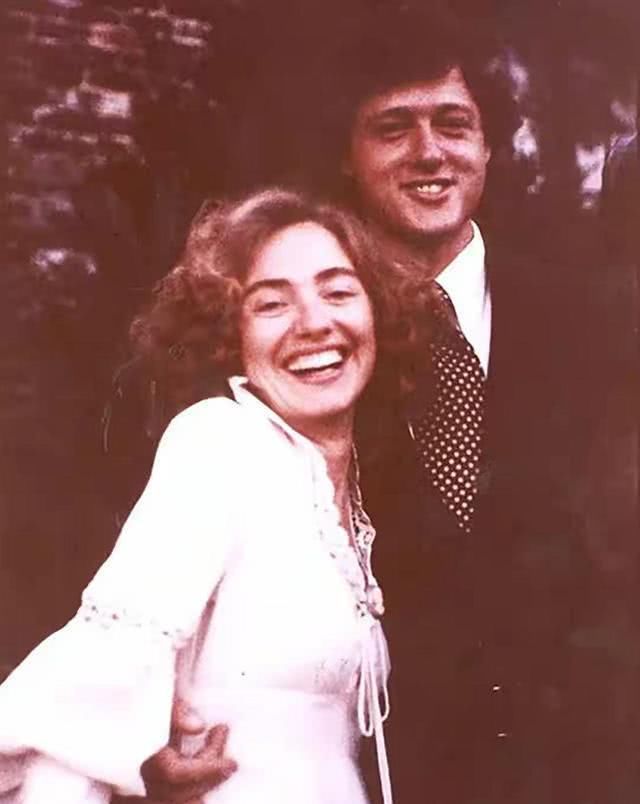  【婚纱照】45年前希拉里婚纱照曝光！烫个爆炸头把克林顿当小弟，大姐范十足