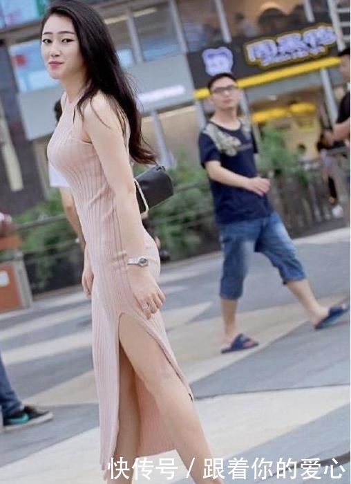 美女■街拍:身材凹凸有致的美女,一身素色的穿搭魅力十足