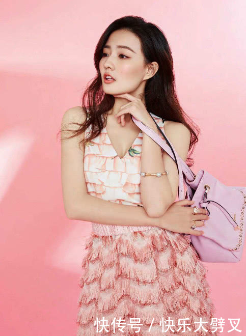 徐璐终于穿对了!逆天长腿白到发光,网友:她长得好像我初恋!