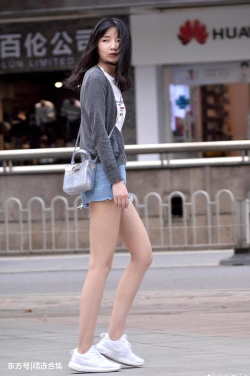 街拍美女：蓝色牛仔热裤搭配灰色休闲外套，小姐姐很美，清新自然