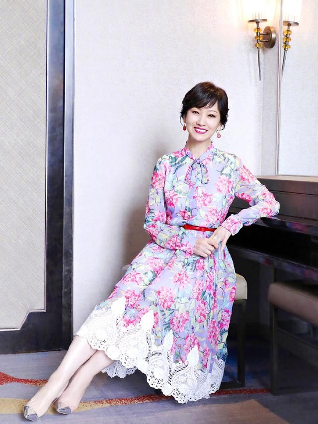 63岁赵雅芝爱穿紫色？薄纱裙换到星星裙，美出像30岁气质！