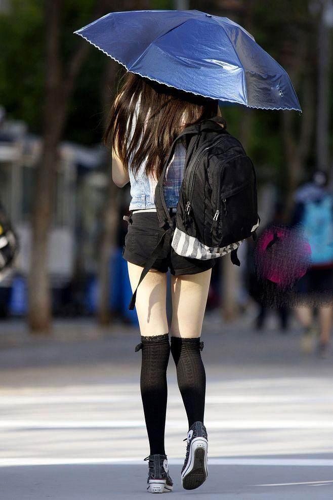 身姿的完美，让你变得信心满满，紧身裤显得干练秀美