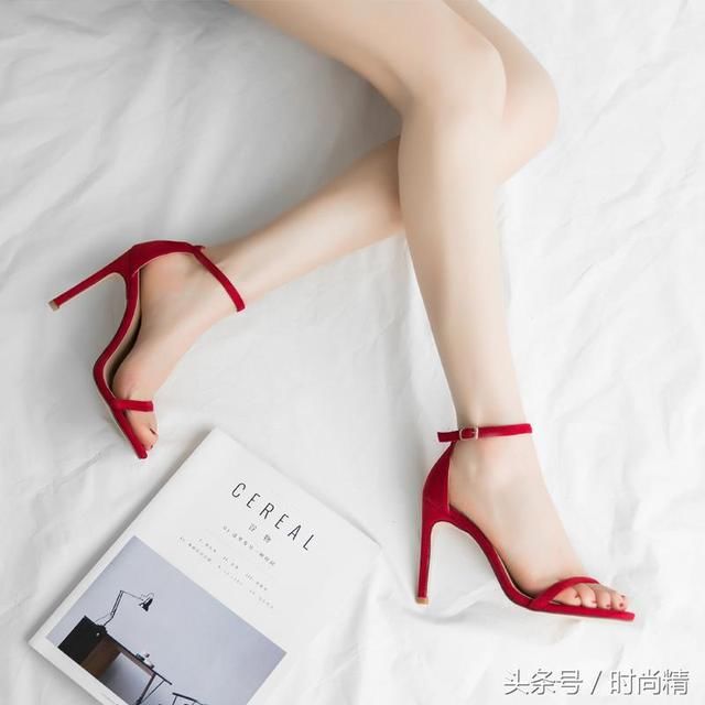 妖娆玉足美不够,露趾凉鞋细高跟