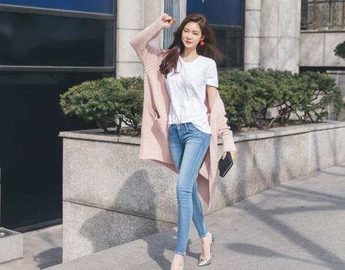 街拍：新颖个性的牛仔裤美女，傲人曲线，充满女性韵味！