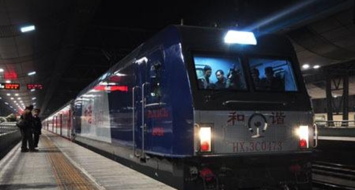 为何火车经过一些站时，乘务员会强制拉上窗帘？真相竟是如此