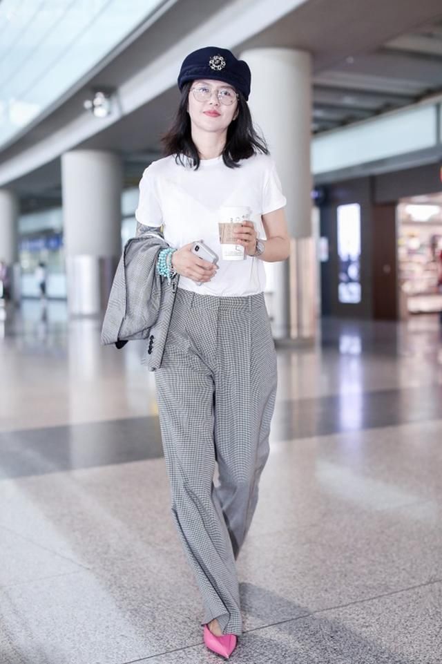 唐嫣穿土系配色活力十足，李小冉温柔，景甜却搭的清爽又减龄