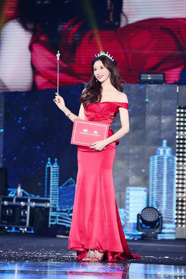 44岁的林志玲出席活动，礼服上半身开好大，网友：被惊艳到了