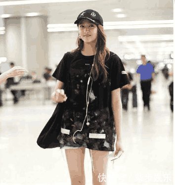 当张雪迎与关晓彤同穿短裤现机场, 交没交过男朋友一眼便知