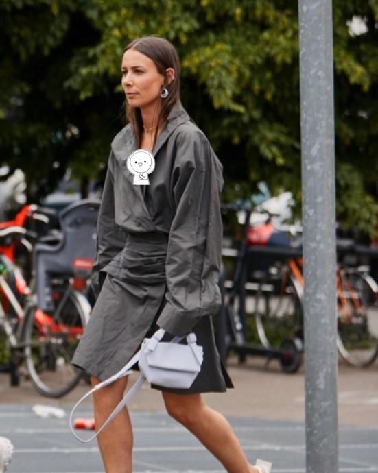  「风衣」春季风衣新穿法，变成裙装款式简约更百搭，穿上遮肉显瘦又时髦