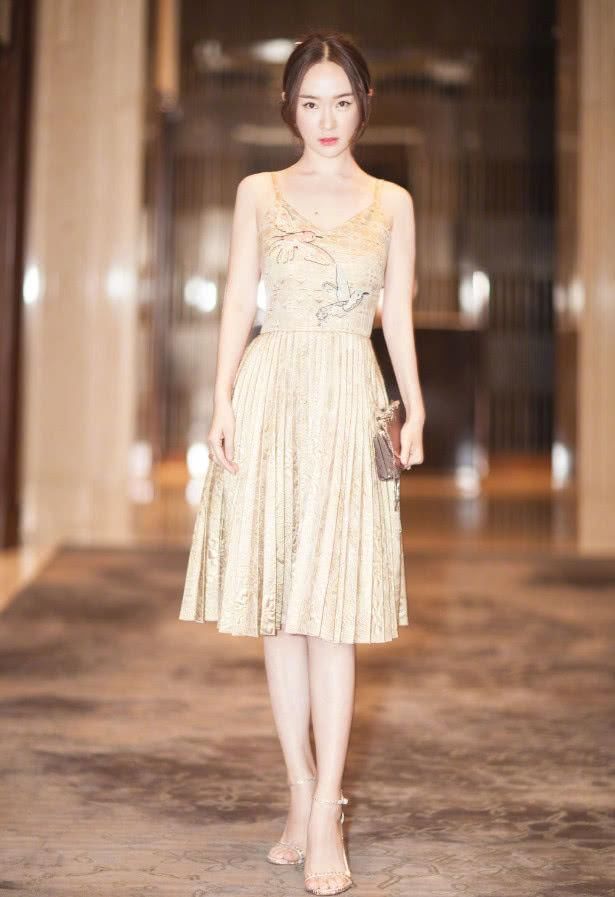 她是娱乐圈中的隐藏富婆，养的宠物狗价值600万，貌美秒杀李湘