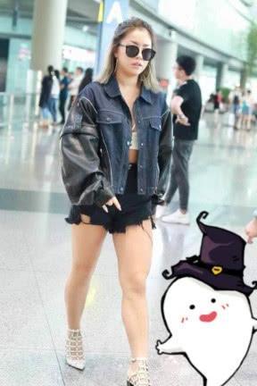 王菊只穿一件抹胸，也敢敞开上衣炫身材，网友：短裤都快撑破了！