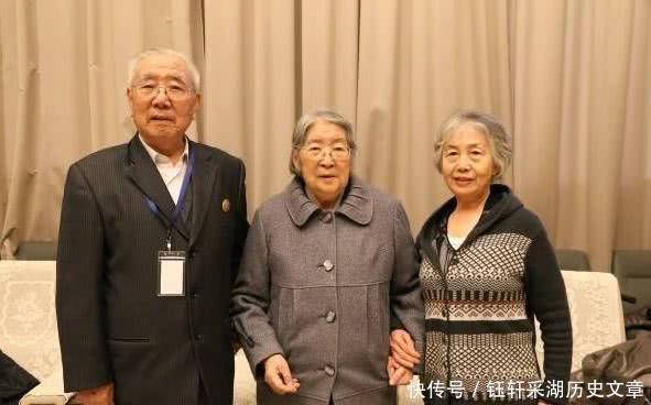 机要秘书张玉凤与李敏、李讷、毛新宇的合影照，晚年的她气质优雅