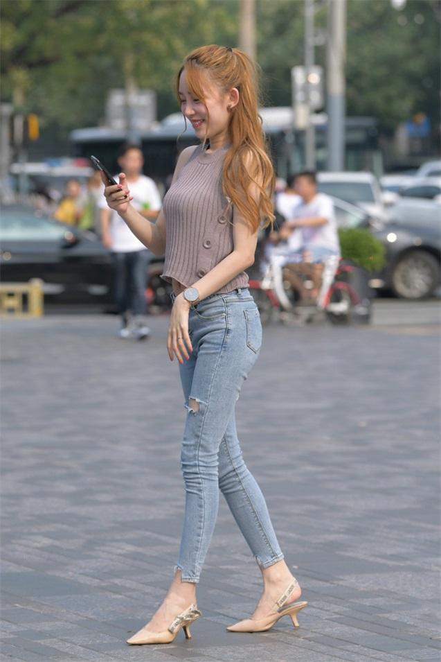 和短裤相比，穿长裤修饰腿型线条，身材更显曼妙