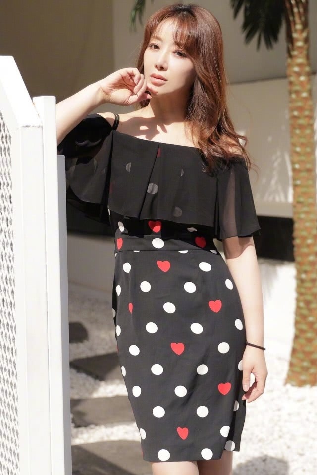 40岁的陈紫函穿红西装,大秀女人魅力,这身材不输25岁姑娘!