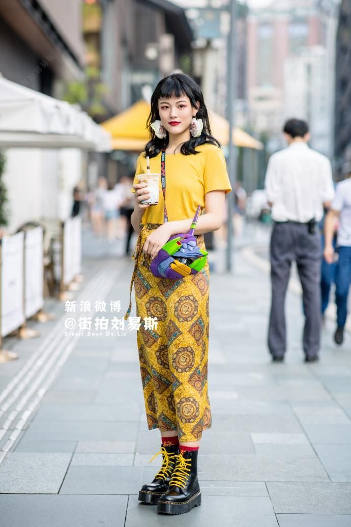 街拍:甜美可爱的小姐姐，回身举步恰似柳摇花开润初妍，美了美了