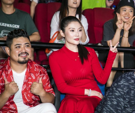 徐冬冬“西红柿装”亮相《西虹市首富》首映礼，紧身衣凸显好身材