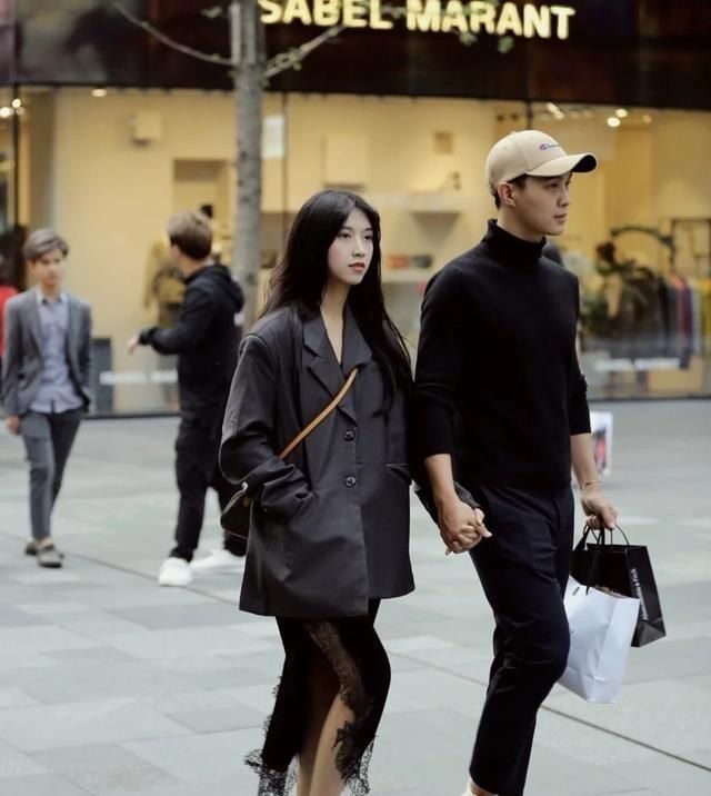 「不经意间」别瞧不起一双袜子,时尚穿搭少不了,学问大着呢!