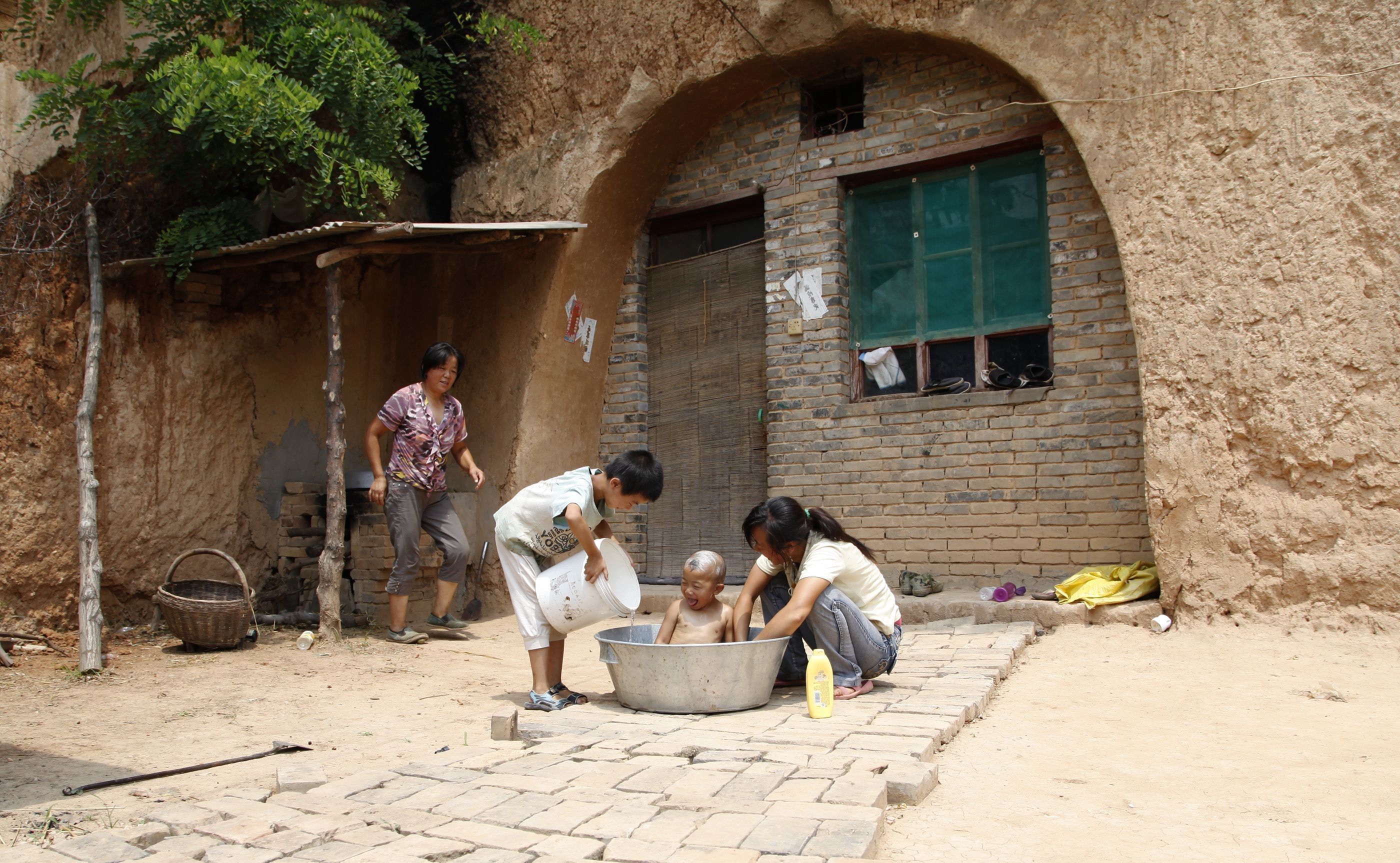 40多度高温天，实拍山西农村地坑院里人们的真实生活状态