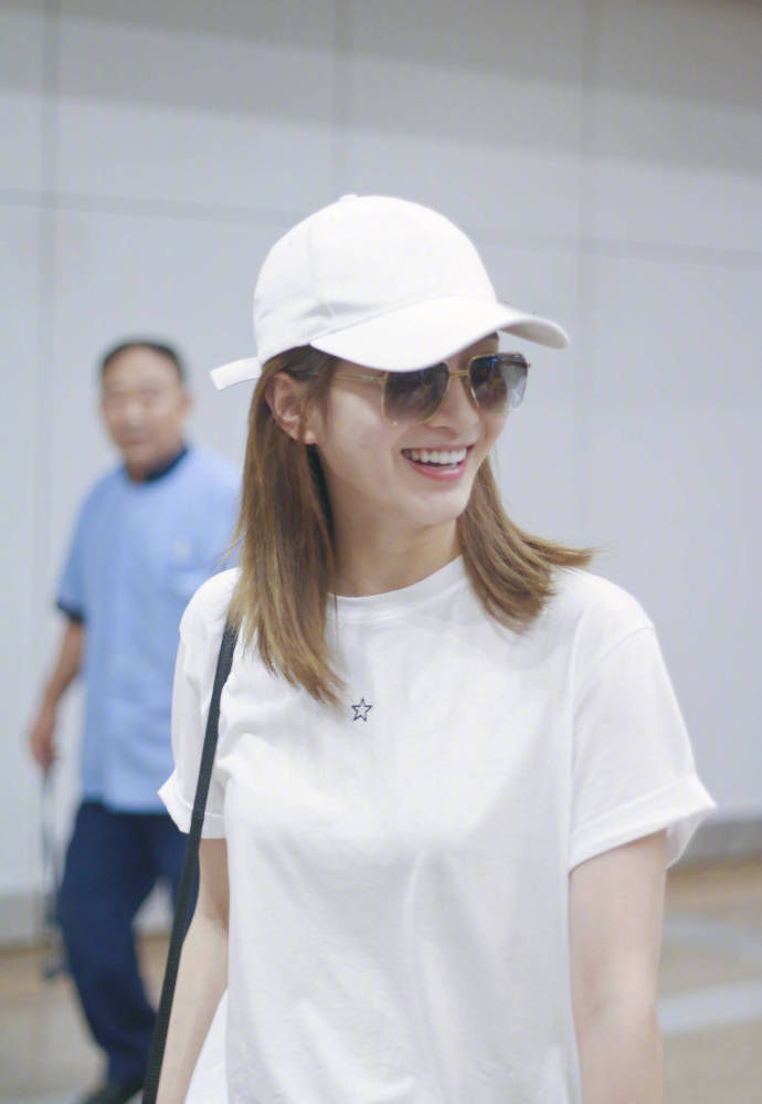 江疏影素颜现身机场，着衣简单，气质满满