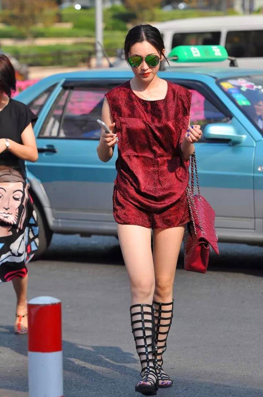 街拍：图2墨镜美女，脚下的塑料鞋抢眼，图4时尚美女，腿型很美