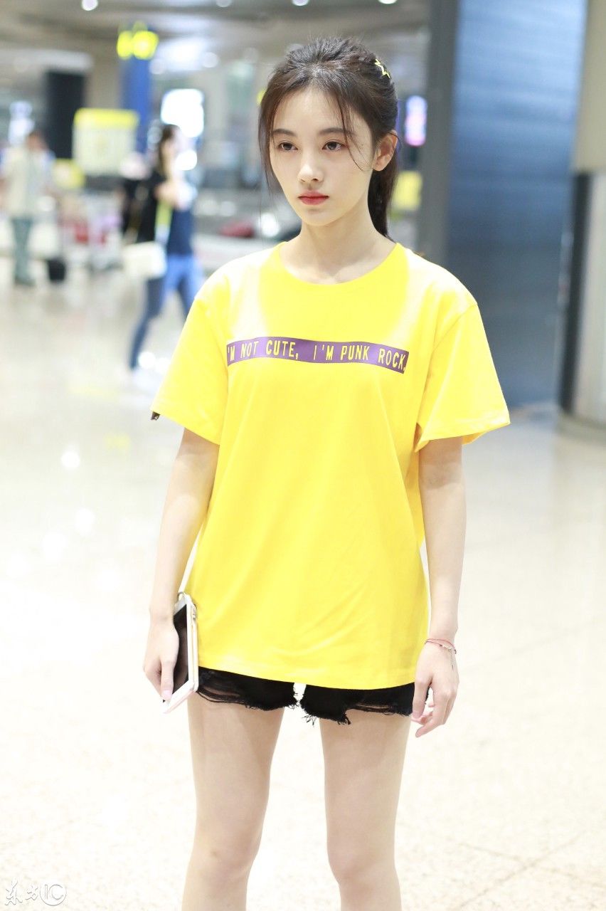 来感受一下4000年难得一遇的美女--鞠伟婧