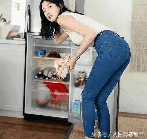 时尚有个性的牛仔裤美女，彰显十足的女神范!